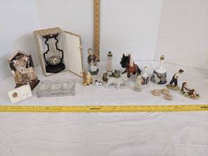 lot 472 image: Large lot of home decor