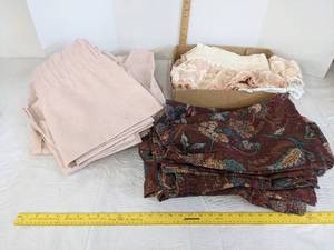 lot 478 image: Curtains & window valances