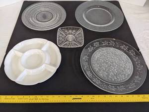 lot 487 image: (3) Glass clear plates & round serving tray