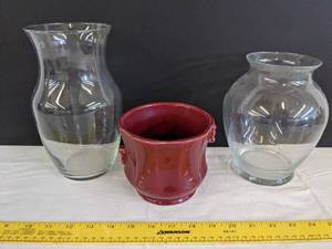 lot 493 image: (3) Flower vases