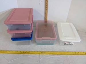 lot 495 image: (6) Small plastic containers