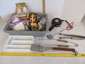 lot 499 image: Kitchen utensils, busboy tote & burger press