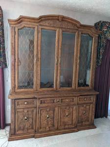 lot 463 image: Thomasville wooden china hutch 68 12 W x 19 D x 87 H