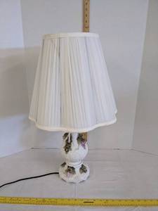 lot 522 image: Ceramic decorative table lamp