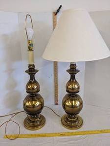 lot 525 image: (2) Heavy brass like table lamps