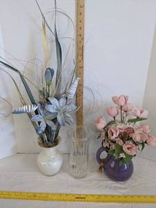 lot 534 image: (3) Flower vases w2 with faux flower