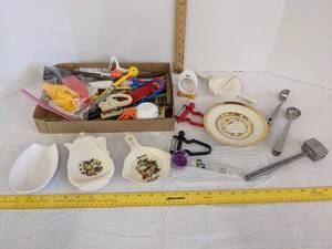 lot 539 image: Kitchen utensils, Spoon rests & more