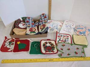lot 542 image: Various oven mitts