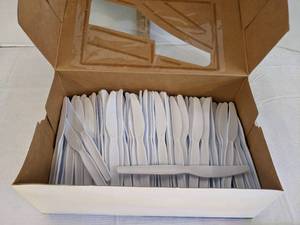 lot 546 image: Dixie plastic knives