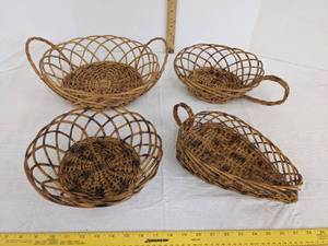lot 560 image: (4) Wicker baskets