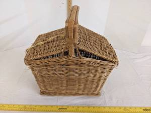 lot 561 image: Wicker picnic basket