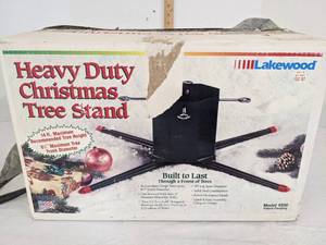 lot 571 image: Lakewood heavy duty Christmas tree stand