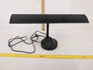 lot 579 image: Office desk lamp