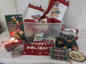 lot 586 image: Christmas decor