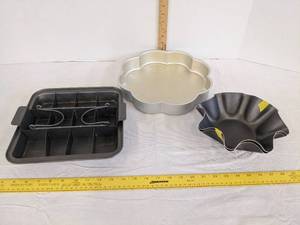 lot 593 image: Metal baking  pans