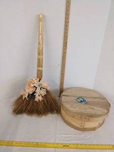 lot 622 image: Wooden basket & hanging decor