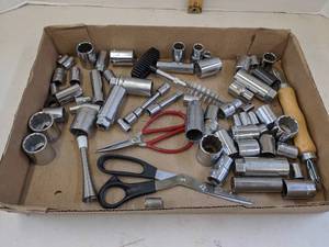 lot 647 image: Various sockets & scissors