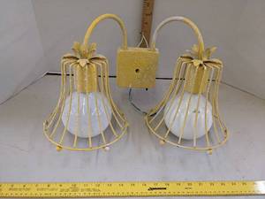 lot 651 image: Light fixture