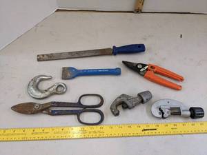 lot 670 image: Pipe cutters, hook, metal shears