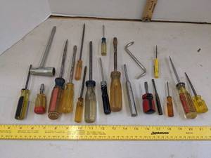 lot 678 image: Various screwdrivers
