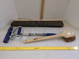 lot 684 image: Gong brush, push broom head & hand roller wall paper