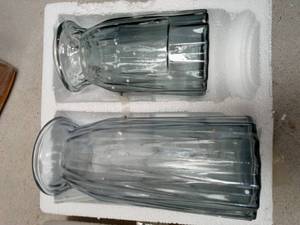 lot 6695 image: Set of 2 Glass Vases, Unknown Make