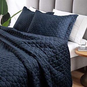 lot 8119 image: Quilt Set Coverlet Twin Size Navy blue varies from stock photo may not have shams