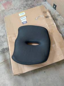 lot 3831 image: Seat Cushion