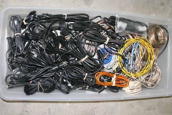 lot 5425 image: Box of power cables, speaker cables, printer cable, etc
