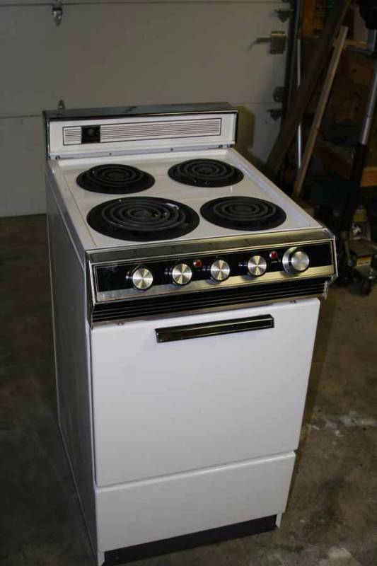 lot 5423 image: 24 Electric Range for cabin or appartment