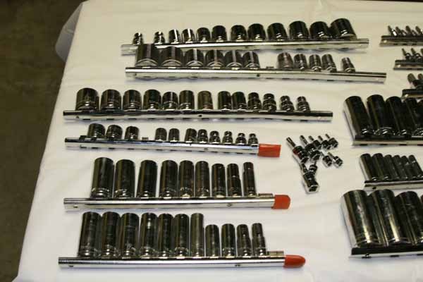 lot 5428 image: Lot of SAE and Metric sockets, 14, 38, and 12 drives