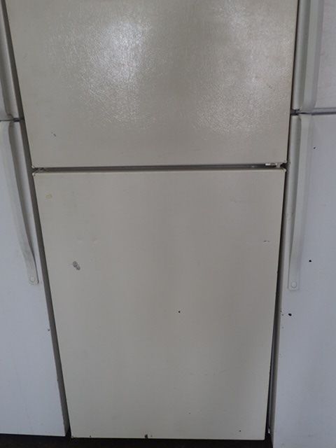 lot 6598 image: Hotpoint cross-top refrigerator freezer combo