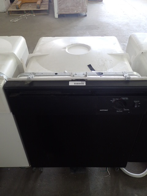 lot 6628 image: Hotpoint dish washer