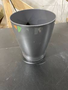 lot 2553 image: Small Office Trash Can