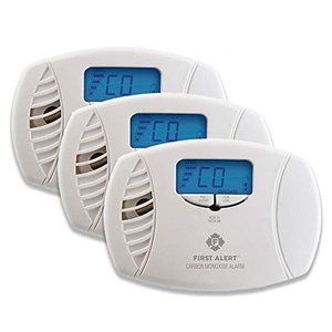 lot 2612 image: FIRST ALERT Dual-Power Plug-In Carbon Monoxide Detector with Battery Backup and Digital Display, 3-Pack, CO615