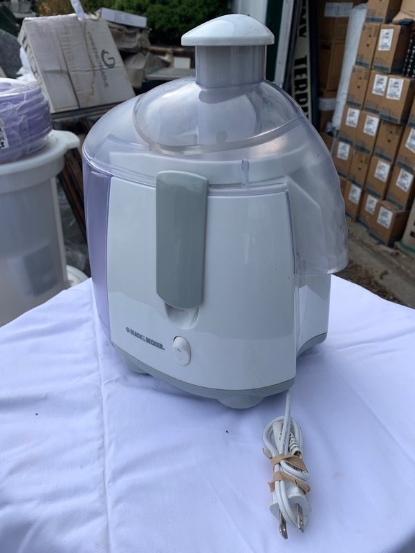 lot 11 image: Black and Decker Counter Top Juicer
