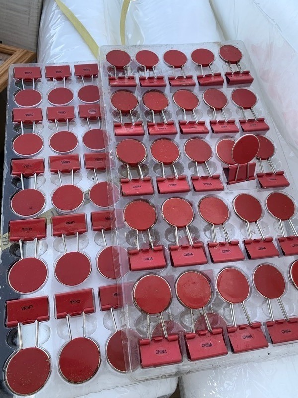 lot 173 image: 50 Chiefs Red Circle Clips