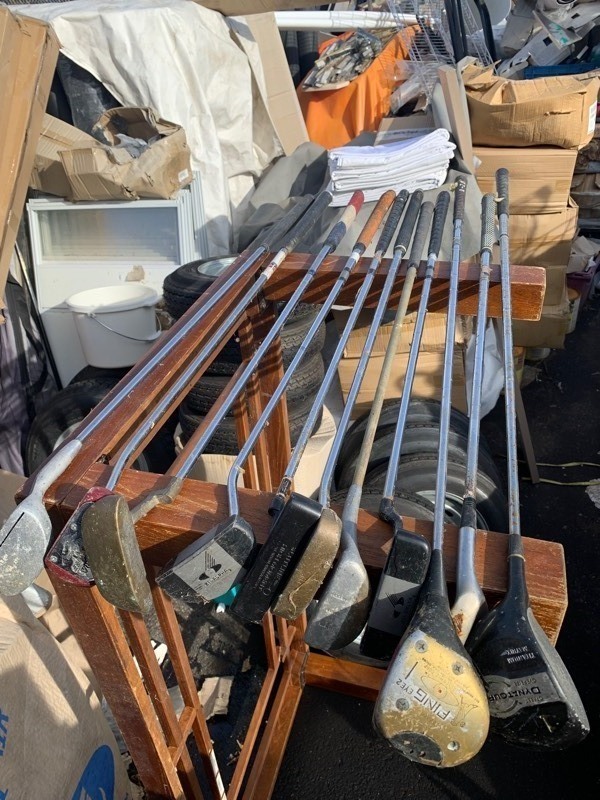 lot 260 image: Large Lot of Putters