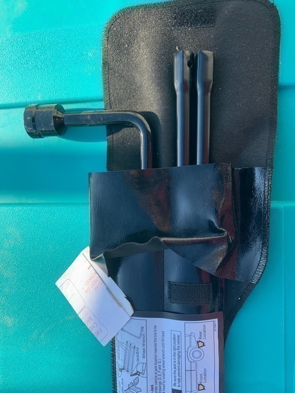 lot 271 image: Automotive jack tool kit new