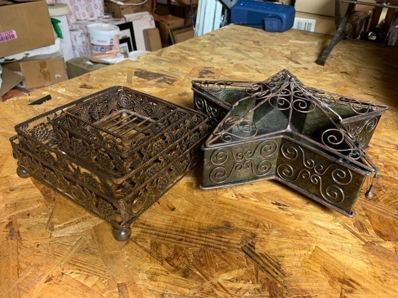lot 312 image: Metal Popery Star Holder and a set of 4 Metal Nesting Trays