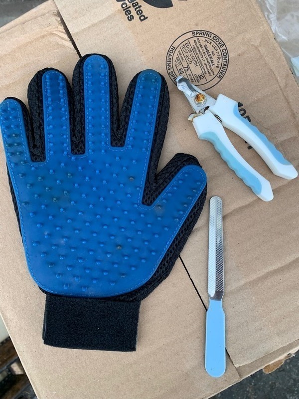 lot 89 image: Soft Touch Pet Deshedding Glove w Nail Clipper and File Set