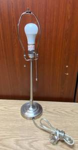 lot 9019 image: Nice End Table Lamp
