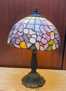 lot 9020 image: Very Pretty Table Lamp with Shade