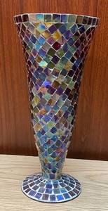 lot 9025 image: Collectible Flower Vase