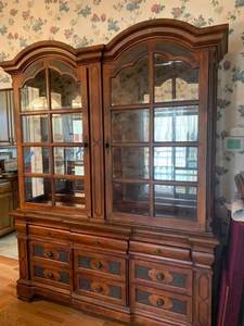 lot 1001 image: China cabinet 89 X 70 X 19 (matches lot 1000)