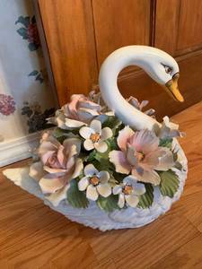 lot 1004 image: Capodimonte swan 18 X 15 (tail is chipped and glued)