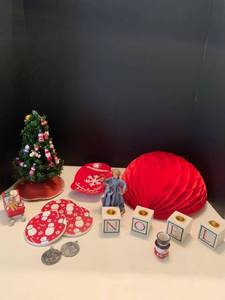 lot 1007 image: Christmas Decor