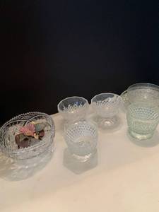 lot 1009 image: Assorted glass