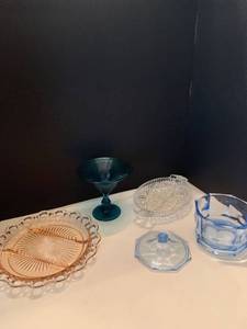 lot 1011 image: Assorted different color glass