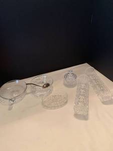 lot 1014 image: Assorted glass serving items